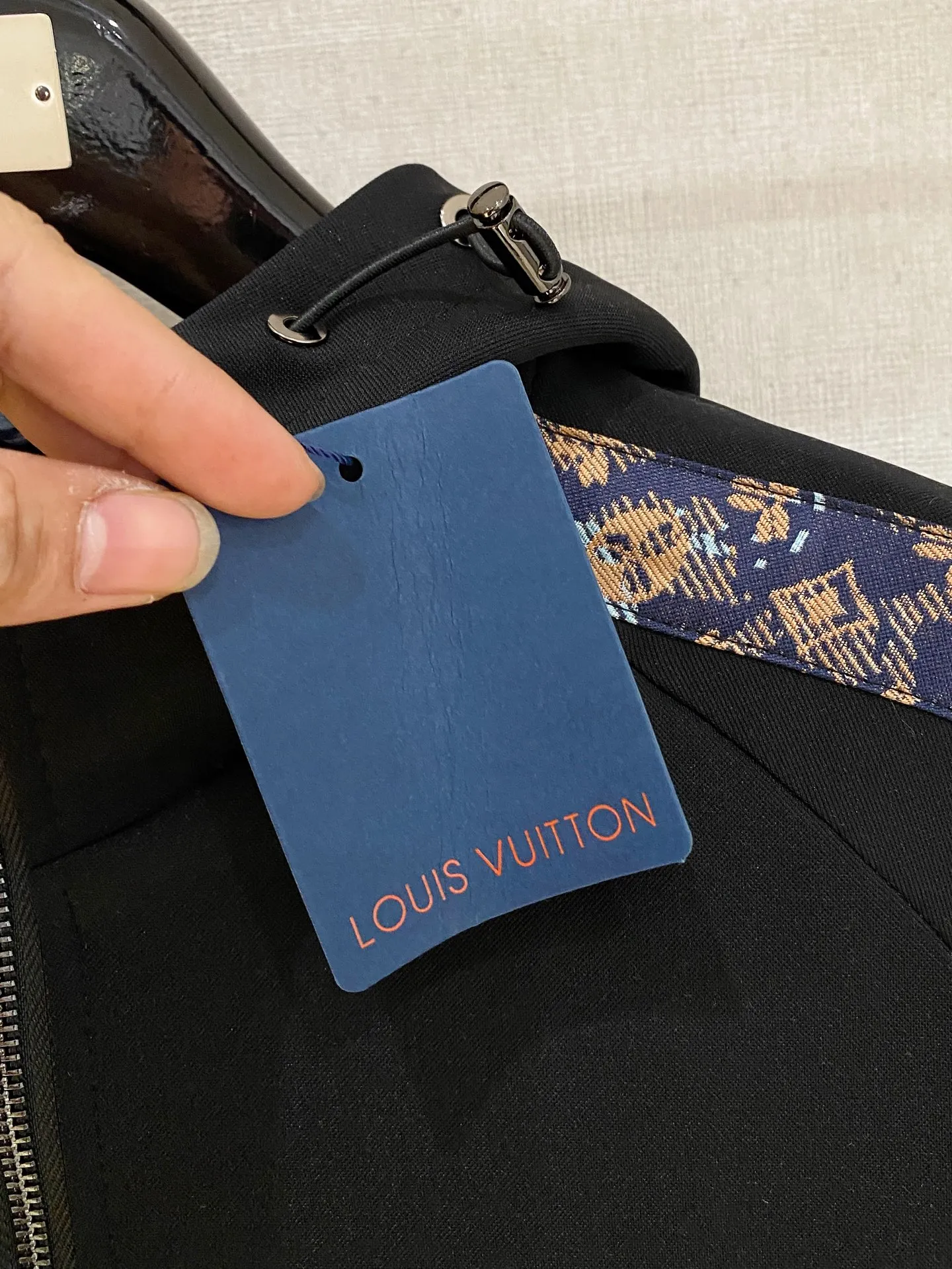 🅿️720 LV hot-selling suit is coming. Focus on the original version of the official website. 2025 new hot-selling cardigan suit. The original order is the best. 🇭🇰The meticulous work of top designers. It has a fitting and perfect upper body effect. All-natural high-quality Tencel Roman cotton 100%, close-fitting comfort, noble and elegant! Original hardware embodies elegance and nobility! Counter size: M-3XL (maximum wear up to 190 pounds)